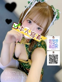 甜美可愛蘿莉系女孩，金色系髮色配雙丸子頭，充滿元氣又俏皮。皮膚白嫩細膩，臉蛋精緻