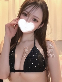 奈央擁有迷人的168公分高挑身材，E罩杯的豐滿曲線令人心動。她散發成熟且性感的氣息，