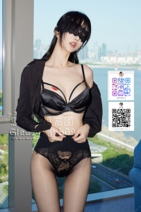 凜華擁有冷艷又火辣的氣質，高挑修長的身材配上勾魂的美腿，胸部飽滿挺翹，纖細的