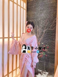 真奈美擁有模特兒般修長身姿，纖細筆直的雙腿勾人心弦，豐滿E奶在貼身衣裳下曲線動人