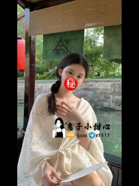 雙馬尾配上乾淨的笑容，像極了鄰家妹妹，乖巧又帶點俏皮。穿上緊身泳衣後，纖細的腰