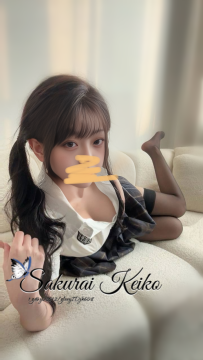 晴晴長得可愛，皮膚白皙透亮，典型清純系美少女。但她身體的吸引力非常真實：D罩杯胸