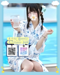 白嫩的肌膚與勻稱的曲線散發出滿滿青春活力。甜美的笑容裡隱約帶著曖昧感，互動時彷彿