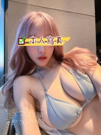第一口就讓人上癮。靠近時，那股淡淡的香氣混著溫熱的呼吸，讓你下意識想抱緊不放。她